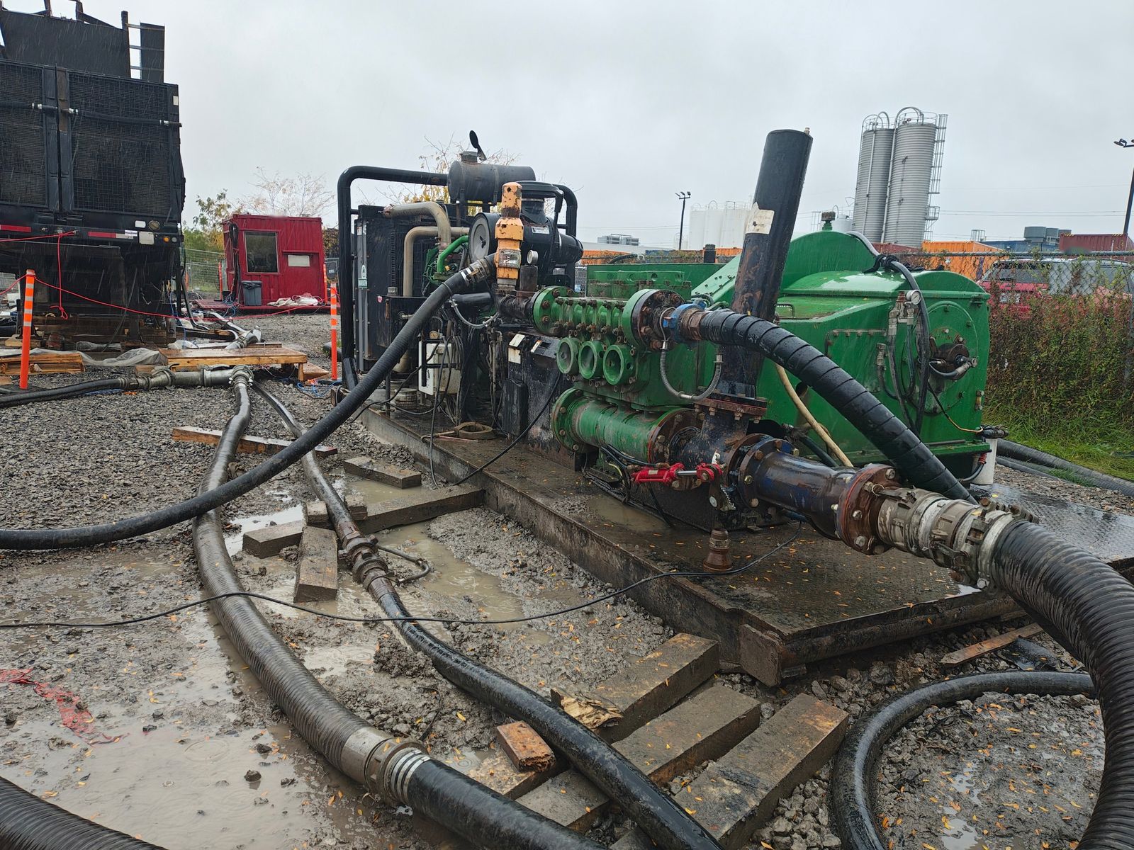 Mud pump feeding the drill rods