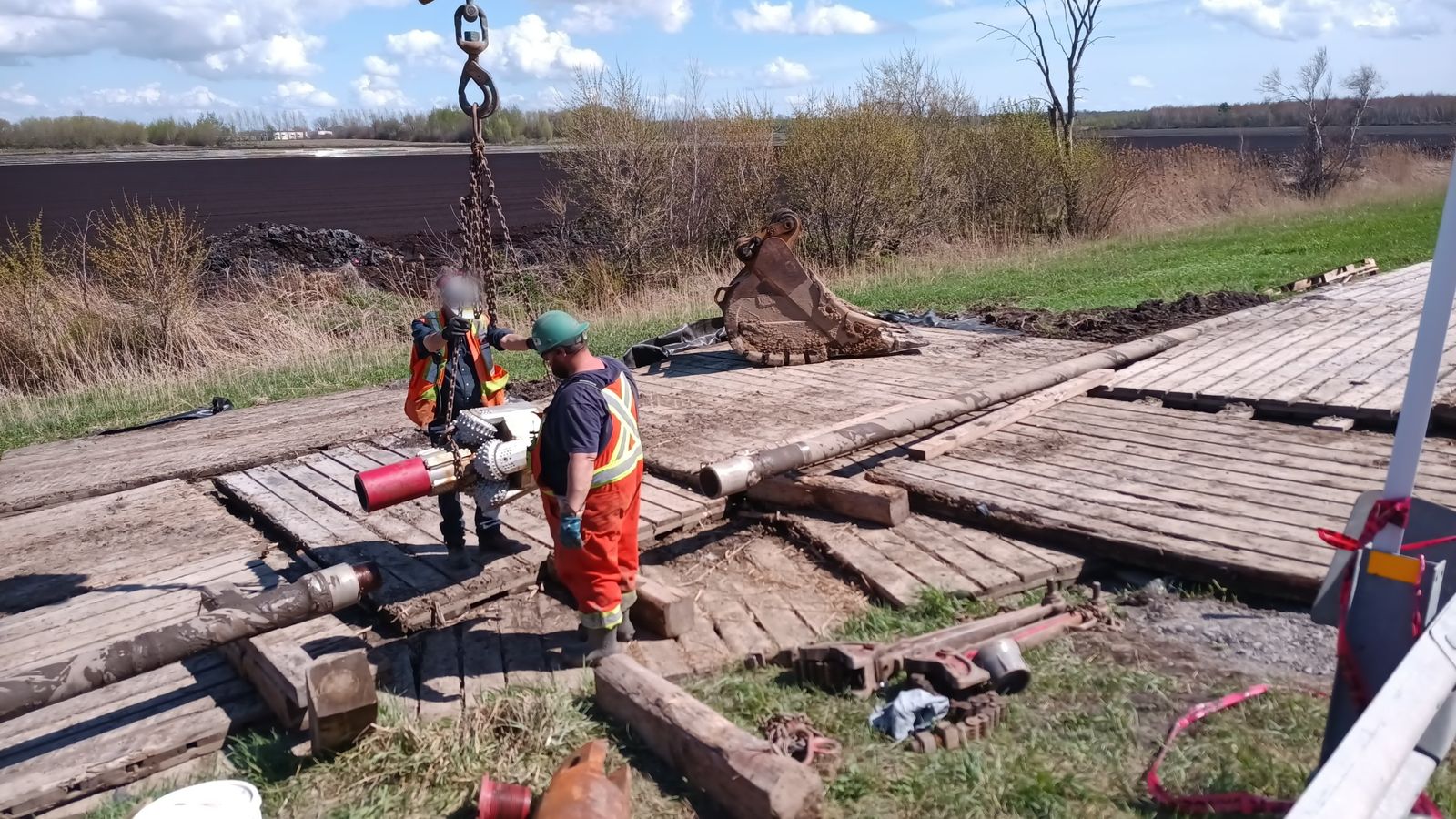 Manutention d’un aléseur à roc à la grue