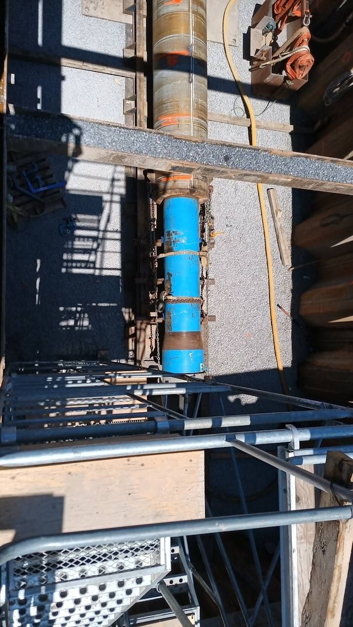 Fonçage : la gaine est insérée à l’aide d’un marteau pneumatique